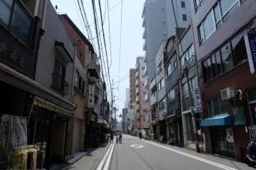 <p>ลงใต้ดินสถานี Shitennojimae Yuhigaoka ทางออกหมายเลข 5 แล้วเดินตรงมาทางถนนเส้นนี้ราว 5 นาที</p>
