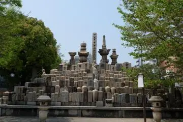 <p>อ้อมมาด้านหลังจะเป็นสุสาน</p>