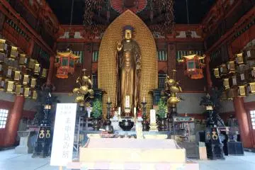 <p>ด้านในเป็นพระ</p>
