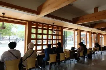 <p>มีที่ให้คนหลบหนาวเช่นกัน</p>