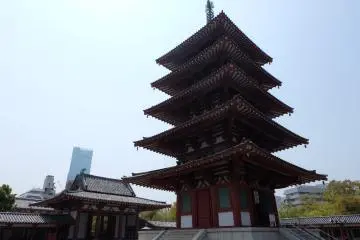 <p>เจดีย์สูงห้าชั้น สามารถเดินขึ้นไปชมวิวได้</p>