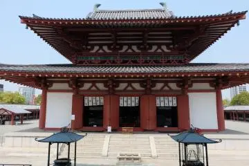 <p>ทางเข้าวัด ด้านในเป็นที่ทำพิธีกรรมทางศาสนา&nbsp;</p>