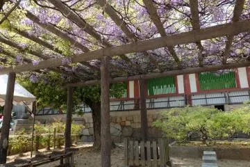 <p>มีที่นั่งพักแสนโรแมนติกอยู่ในมุมหนึ่งด้วย</p>