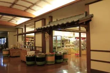 <p>ขนมและของที่ระลึกก็มีขาย</p>