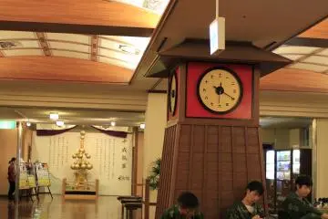 <p>หนุ่มๆในชุดยูกาตะสีเขียว</p>