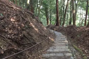 <p>บันไดทางลงเขาก่อนถึงวัดคุรามะ</p>