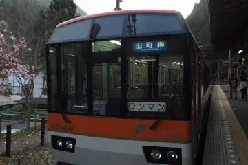 <p>ด้านหน้าของรถไฟ Eizan Railway ที่สถานี Kurama (E16)</p>