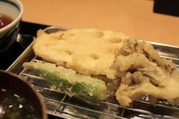 <p>ผักสามอย่าง รากบัว เห็ดนางฟ้าและกระเจี๊ยบ</p>