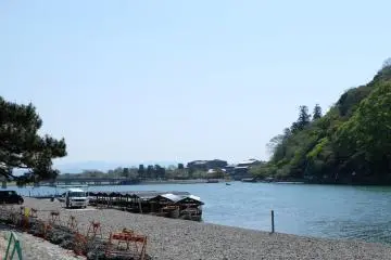 <p>ทางเดินริมแม่น้ำ ใครอยากชมบรรยากาศรอบๆ ลองนั่งเรือรับจ้างดูก็ดีค่ะ</p>