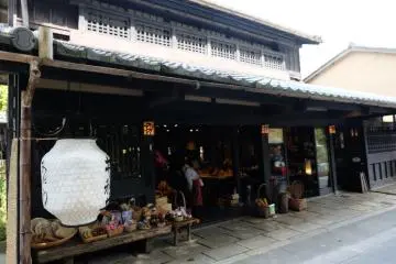 <p>ที่นี่จะมีร้านขายของที่ระลึกราวๆ 5 ร้านด้วยกัน&nbsp;</p>