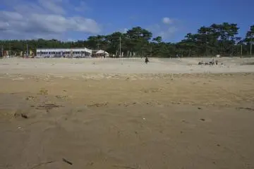 <p>Broad sandy beach in front of Shingu-ya</p>