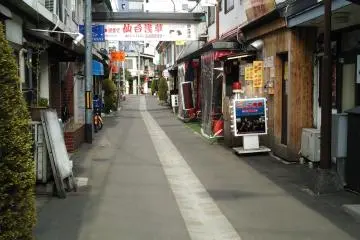 <p>During the day it's very quiet - most of the shops favor evening business.</p>