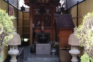 <p>There's even a place to pray, just like Asakusa.</p>