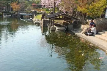 <p>มีครอบครัวมาให้อาหารปลาด้วย</p>
