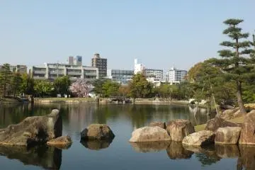 <p>ไม่น่าเชื่อว่าจะมีสวนสงบๆอยู่ในเมือง</p>