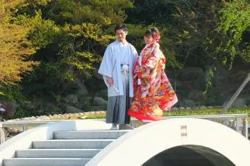 <p>มีคู่บ่าวสาวมาถ่ายภาพแต่งงานกันที่นี่ด้วย</p>
