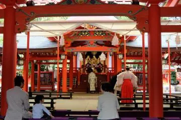 <p>ภายในศาลเจ้า มีการทำพิธีพอดี</p>