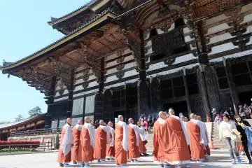 <p>เหล่าพระภิกษุร่วมกันสวนมนต์</p>