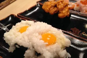 <p>ซูชิหน้าไข่นกกระทาดิบ</p>