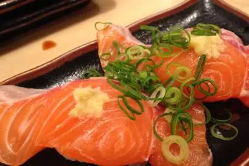 <p>แซลมอนเต็มๆคำ</p>