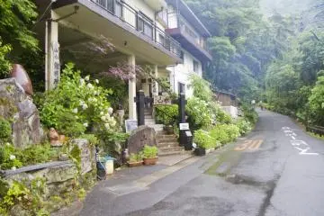 <p>There are a couple of soba restaurants along the way</p>