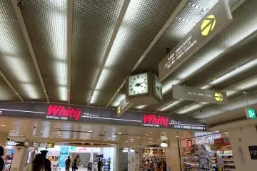 <p>อยู่ติดกับ Whity Umeda</p>