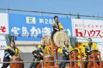 Miyajima Oyster Festival (Photo: <a href="https://www.flickr.com/photos/gethiroshima/6913439053/" target="_blank" rel="noreferrer noopener nofollow">GetHiroshima.com</a> / <a href="https://creativecommons.org/licenses/by-nc/2.0/" target="_blank" rel="noreferrer noopener nofollow">CC BY-NC 2.0</a>)