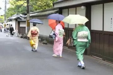 <p>เดินตามสาวชุดกิโมโน</p>