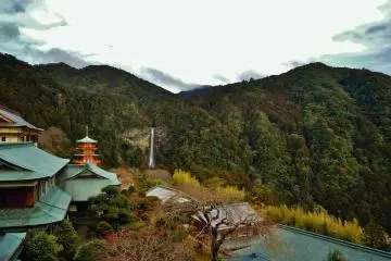 Pemandangan lembah yang indah dengan air terjun dan pagoda kuil