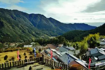 Sisi lain lembah, terdapat tangga menuju puncak