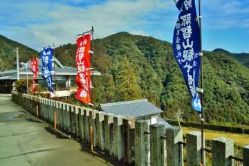 Seluruh jalan dipenuhi dengan bendera