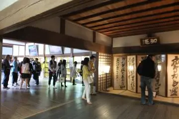 <p>บรรยากาศร้านขายของฝาก</p>