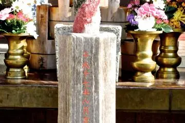Altar details