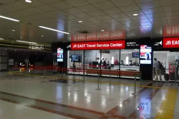 <p>ลงบันไดเลื่อนมาก็จะพบกับ JR east travel service center</p>