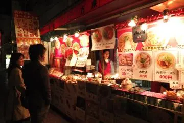 <p>บะหมี่เกี๊ยวก็มีนะครับ</p>