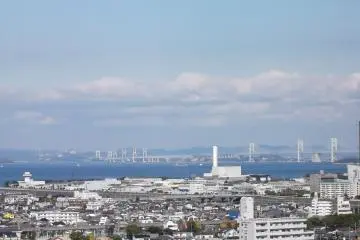 내해를 너머 저 멀리 있는 큰 다리