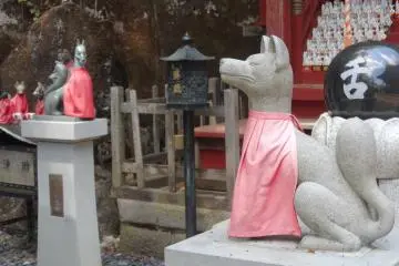 <p>ในบริเวณศาลเจ้า</p>