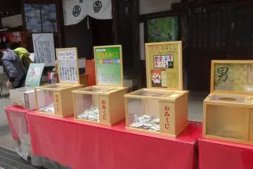 <p>เครื่องลางนำโชคที่ทางวัดมีไว้ให้ซื้อหา</p>