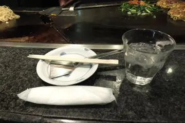 <p>มีตะหลิวขนาดเล็กไว้ให้ตักโอโคโนมิยากิจากเตา</p>