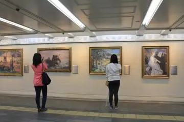<p>มี caption ข้อมูลของรูปภาพต้นแบบสำหรับคนที่สนใจ</p>
