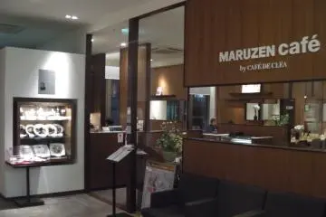 el Café Maruzen, en caso de que te agarre hambre