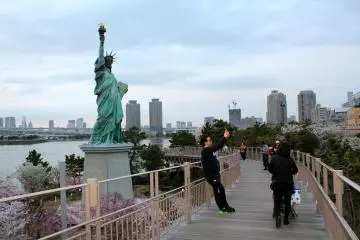 <p>The Skywalk is the perfect place to take selfie photos with the Statue of Liberty replica.</p>