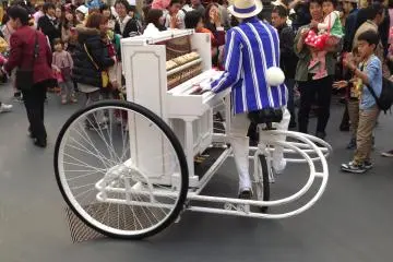 <p>นักเปียโนเล่นเปียโนขณะปั่นจักรยาน สุดยอดมาก!</p>