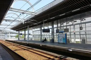 <p>ลง JR Rinku Town หรือ Nankai Rinku Town จากตัวเมืองโอซ้าก้าราวๆ ชั่วโมงหนึ่ง สามารถใช้บัตร Kansai Thru Pass ได้ด้วย นับว่าคุ้มมากๆ</p>