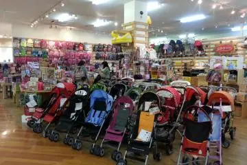 <p>หลังจากออกจากสถานี ต้องเดินไป Outlet อีกราวๆ 15 นาที ระหว่างนั้นจะมีห้างที่ขายของเครื่องใช้สำหรับเด็ก</p>