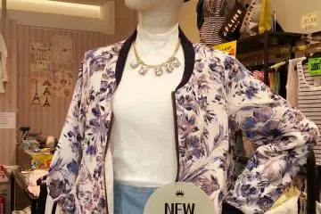 <p>ตามด้วยเสื้อผ้าคุณภาพดี ราคาเอื้อมถึง&nbsp;</p>