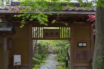 <p>Pintu masuk yang sederhana ke Rakusui-en</p>