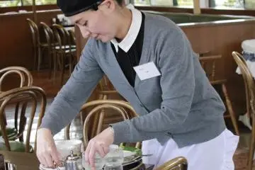 <p>ยูนิฟอร์มมีทั้งหมวกและผ้ากันเปื้อน</p>