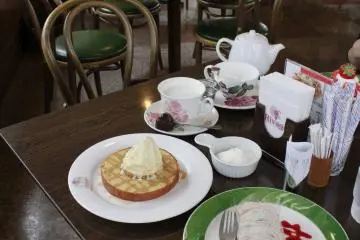 <p>ดื่มชาและทานเค้กยามบ่าย</p>