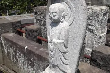 <p>This statue stands sentinel over the graves</p>